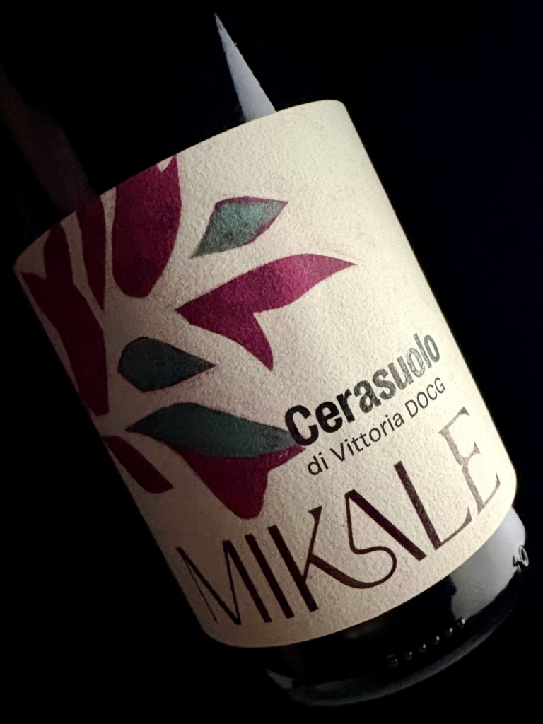 Etichetta della bottiglia di Cerasuolo di Vittoria DOCG della cantina Mikale su sfondo scuro