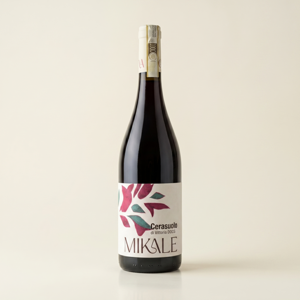bottiglia di Cerasuolo di Vittoria DOCG di MIKALE vini, su sfondo neutro