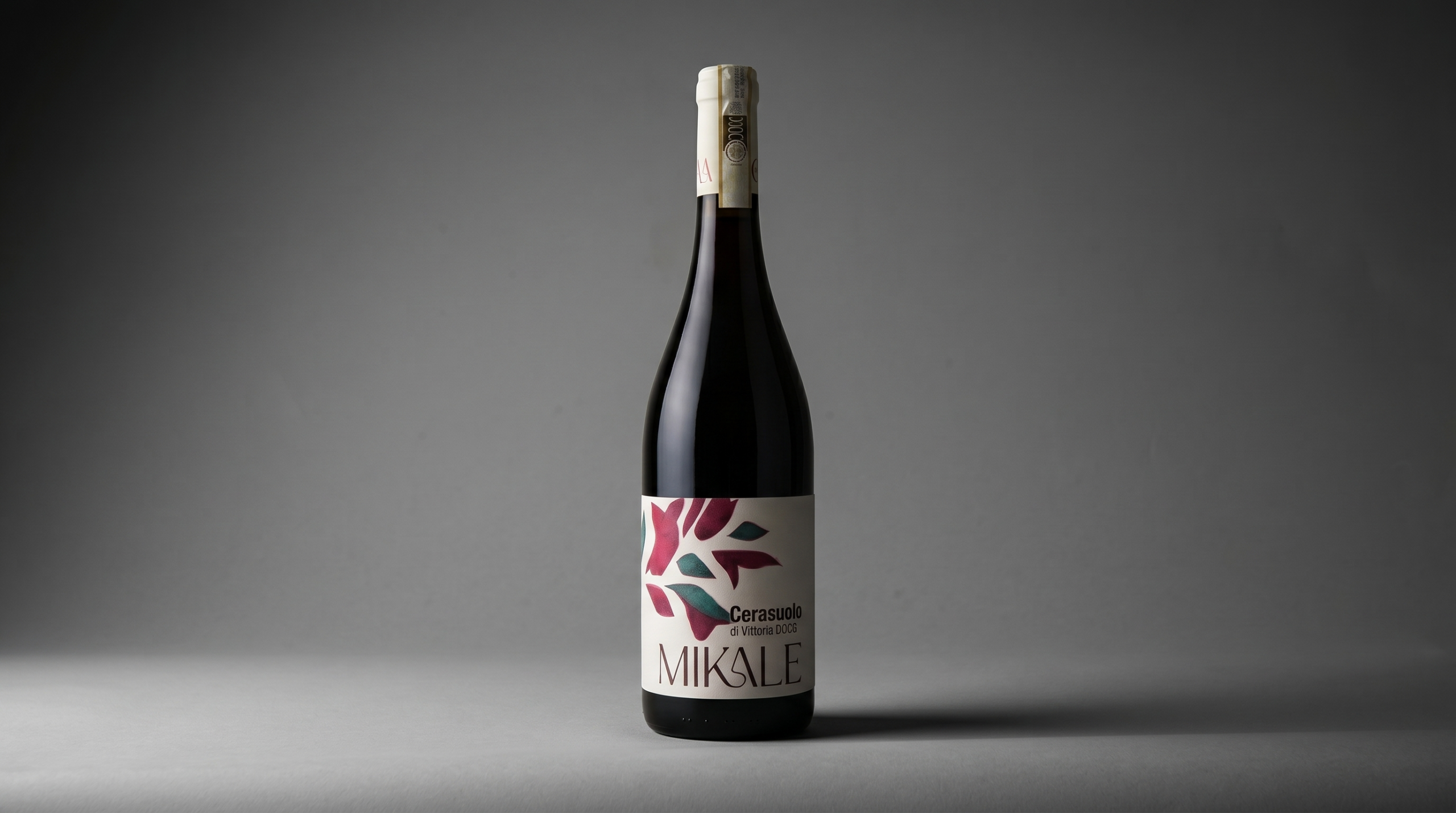 Bottiglia di Cerasuolo di Vittoria DOCG della cantina Mikale su sfondo neutro.