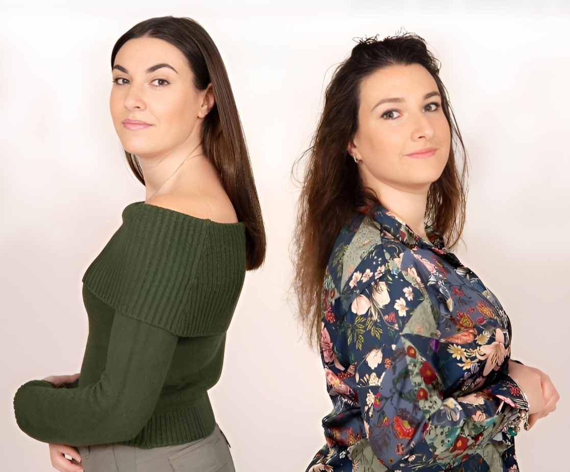 Alessia Noto e Micaela Noto, imprenditrici di Mikale vini, su sfondo neutro
