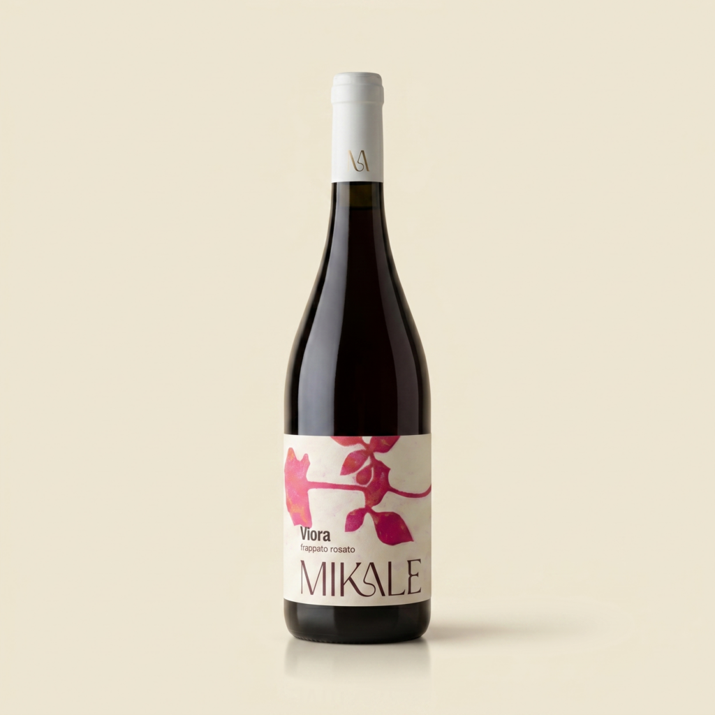bottiglia di VIORA, rosato di frappato di MIKALE vini, su sfondo neutro