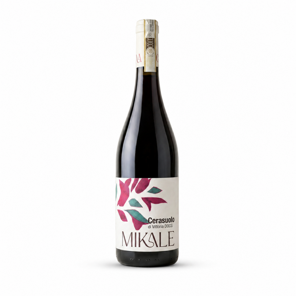 bottiglia di Cerasuolo di Vittoria docg Mikale vini su sfondo neutro