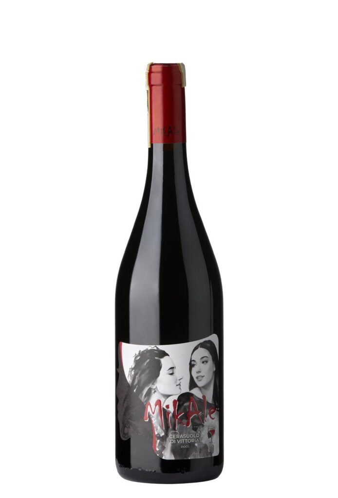 bottiglia di Cerasuolo di vittoria 2023 Mikale vini su sfondo neutro