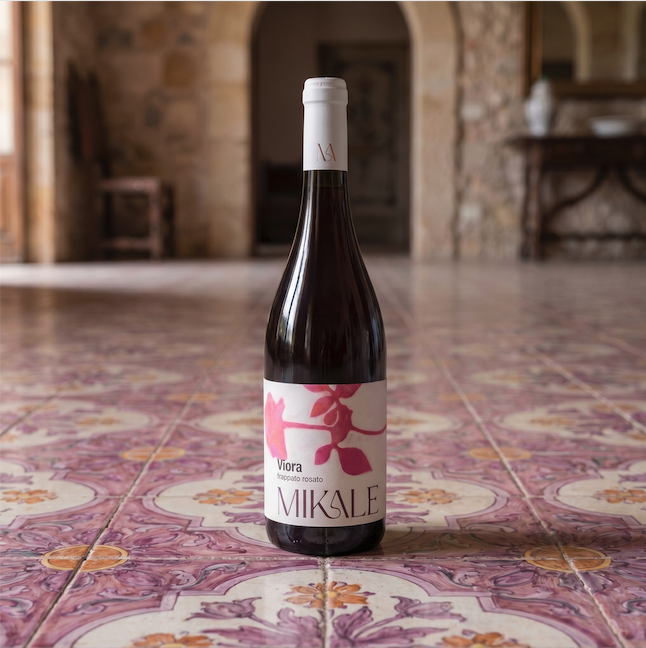 bottiglia di VIORA, rosato di frappato, di MIKALE vini, su sfondo di piastrelle antiche siciliane